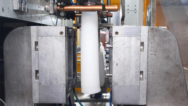 Extrusión del parison: El plástico fundido se extruye a través de una matriz, formando un tubo hueco llamado parison.