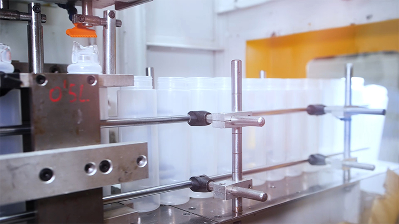 Enfriamiento y expulsión: La pieza se enfría, se solidifica, y luego se retira del molde, preparado para volver a recibir otra ronda de plástico (parison).